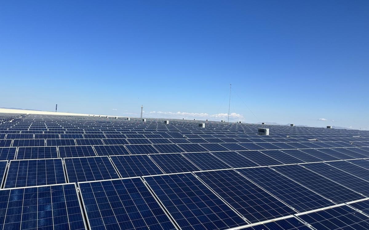 Generación solar en techo de nave industrial